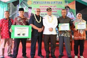 wakil Menteri Pertanian RI dan Bupati Kuningn berfoto bersama usai menyerahkan BKK.